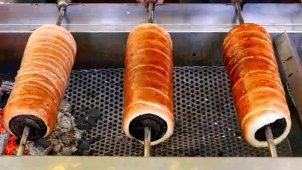 Kurtoskalacs - Pasteles de chimenea húngaros cocinando sobre fuego abierto . — Vídeos de Stock