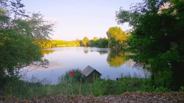 Rybářská chata s výhledem na malé jezero. — Stock video