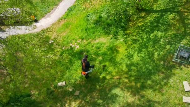 4K Widok na człowieka koszenia trawnika — Wideo stockowe