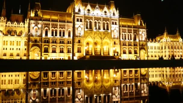 Ungerska parlamentsbyggnaden på natten — Stockvideo
