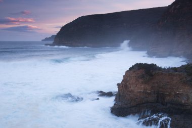 Maingon Bay alacakaranlıkta