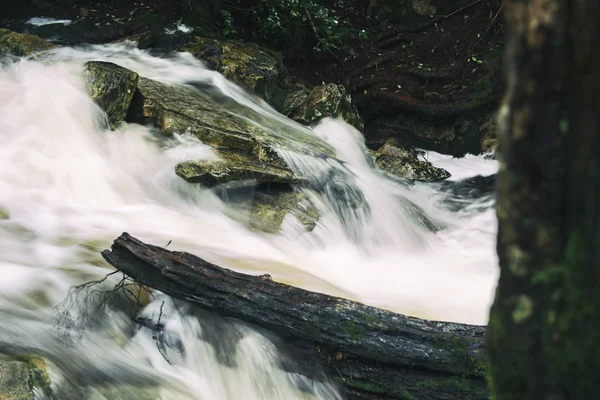 Княжеский водопад в горах — стоковое фото