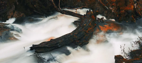 Княжеский водопад в горах — стоковое фото