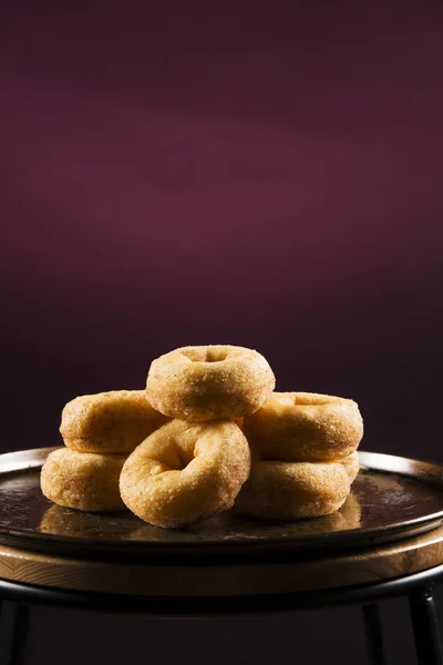 Donuts à la cannelle frais cuits au four — Photo