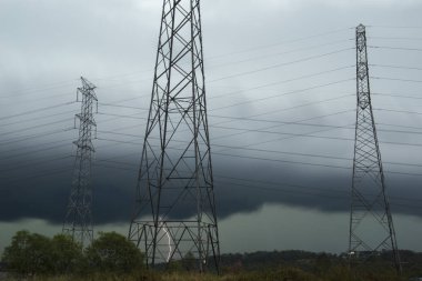 Yüksek gerilim enerji hatları bir fırtına sırasında