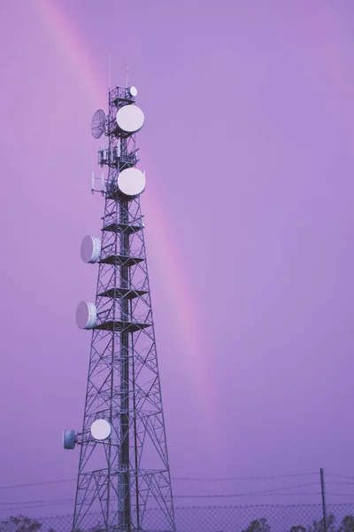 Queensland radyo kulesinde bir gökkuşağı ile. — Stok fotoğraf