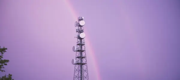 Torre de radio en Queensland con un arco iris . —  Fotos de Stock