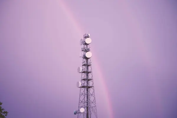 Queensland radyo kulesinde bir gökkuşağı ile. — Stok fotoğraf