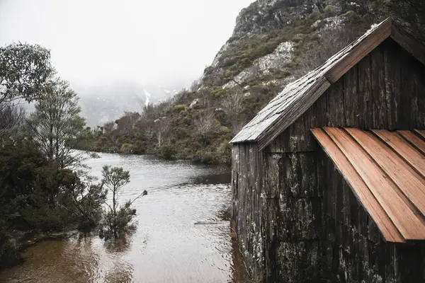 Łódź, rzucić w jezioro Dove, Tasmania — Zdjęcie stockowe