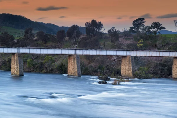 Most w kraju i rzeka na Tasmanii — Zdjęcie stockowe