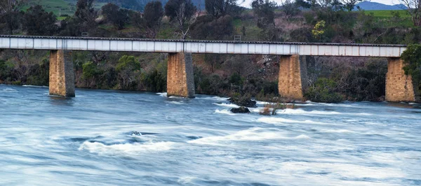 Most w kraju i rzeka na Tasmanii — Zdjęcie stockowe