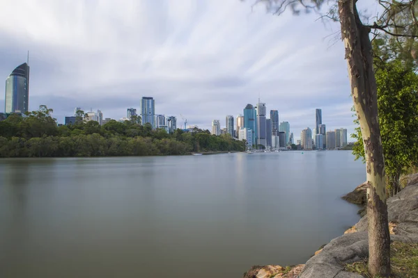 Brisbane, Australia - 23rd December, 2016: View of Brisbane City from Kangaroo Point during the day on the 23rd of December 2016. — Stock Photo, Image