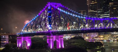 Yeni yıl arifesinde 2016 Brisbane köprüde hikaye