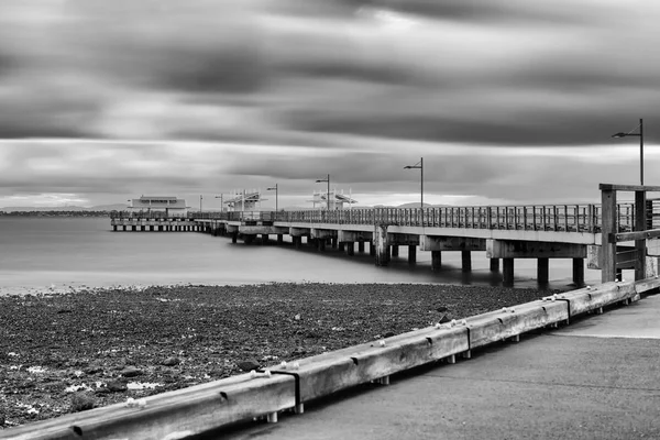 木質ポイント桟橋。黒と白. — ストック写真