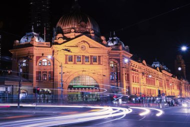 Melbourne, Avustralya - 17 Ağustos 2016: Flinders street tren istasyonu Merkezi Melbourne şehir, Avustralya trafik ile gece. 17 Ağustos 2016.