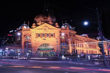 Melbourne, Avustralya - 17 Ağustos 2016: Flinders street tren istasyonu Merkezi Melbourne şehir, Avustralya trafik ile gece. 17 Ağustos 2016.