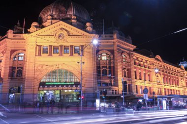 Melbourne, Avustralya - 17 Ağustos 2016: Flinders street tren istasyonu Merkezi Melbourne şehir, Avustralya trafik ile gece. 17 Ağustos 2016.