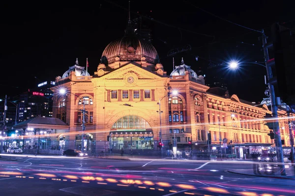 Melbourne, Australia - 17 de agosto de 2016: Flinders street railway station in central Melbourne city, Australia at night with traffic. agosto 17, 2016 . — Foto de Stock