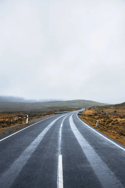 Silniční a hory v krajině Tasmanian — Stock fotografie