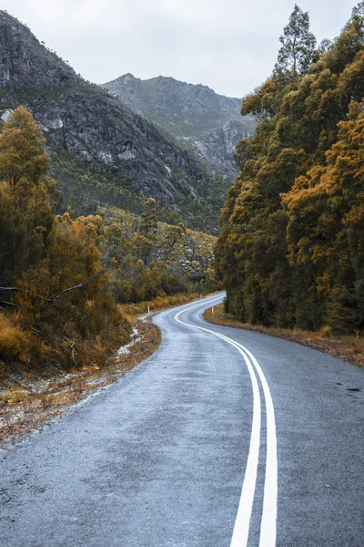 Straße und Berge in der tasmanischen Landschaft — Stockfoto