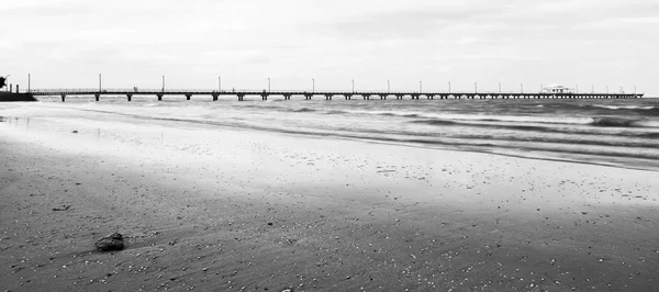 Imagen en blanco y negro de Shorncliffe Pier — Foto de Stock