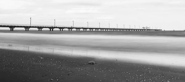 Siyah beyaz görüntü Shorncliffe Pier — Stok fotoğraf