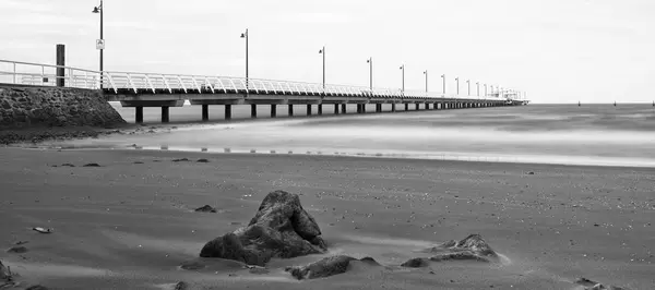 Imagem em preto e branco do cais Shorncliffe — Fotografia de Stock