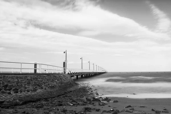 Zwart-wit beeld van Shorncliffe Pier — Stockfoto