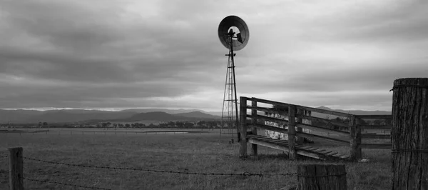 风车在农村。黑色和白色. — 图库照片