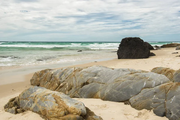 Vlny a pláž u kanic Rock, Nový Jižní Wales — Stock fotografie