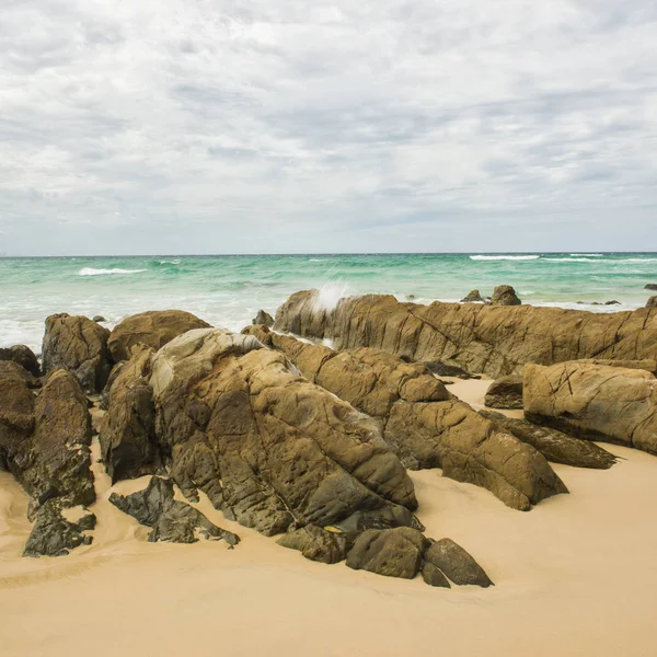 Волны и пляж в Snapper Rock, Новый Южный Уэльс — стоковое фото