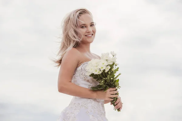 Bride at Snapper Rock beach in New South Wales. — Stock Photo, Image