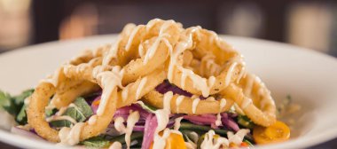 Derin kızarmış kalamar halkaları ve salata