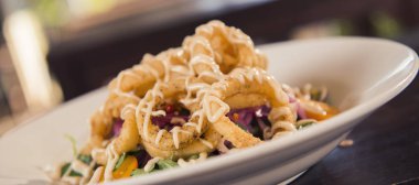 Derin kızarmış kalamar halkaları ve salata