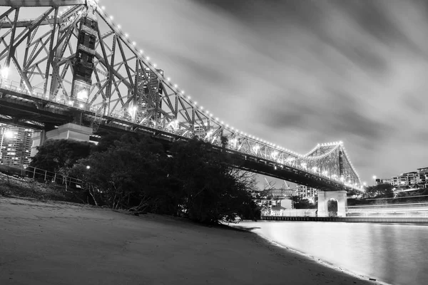 Мост Стори в Брисбене. Черное и белое — стоковое фото
