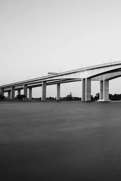 Torbrücke Autobahn im Bilsenkraut — Stockfoto