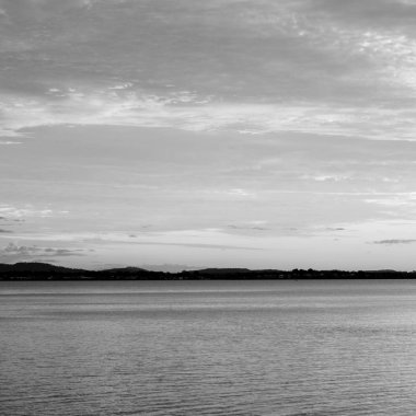 Wellington Burnu'ndaki Brisbane bozulmamış plaj. Siyah ve beyaz.