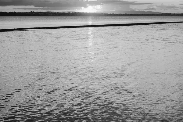 Playa prístina en Wellington Point, Brisbane. Blanco y negro —  Fotos de Stock