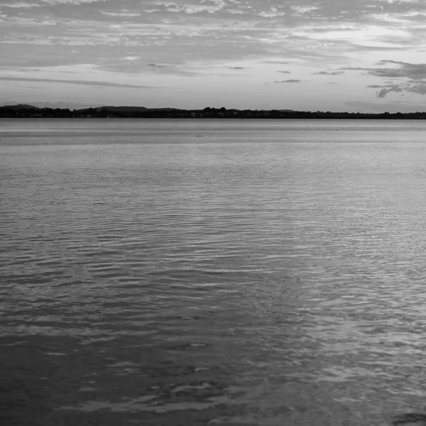 Playa prístina en Wellington Point, Brisbane. Blanco y negro . —  Fotos de Stock