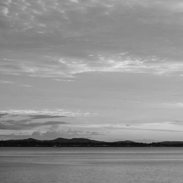 Playa prístina en Wellington Point, Brisbane. Blanco y negro . —  Fotos de Stock