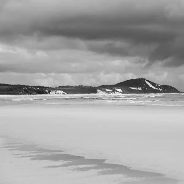 Ongerepte strand in North Point, Moreton Island. Zwart en Wh — Stockfoto