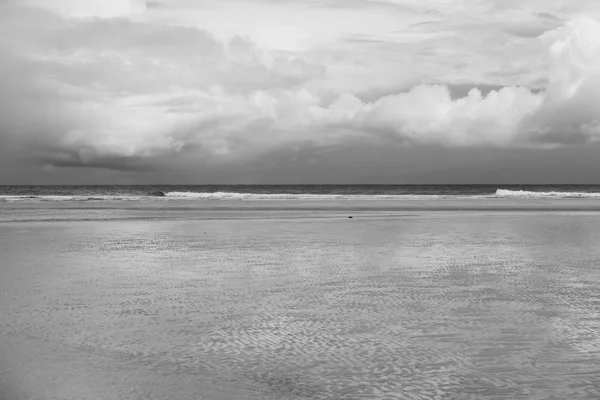 Primera línea de playa en North Point, Moreton Island. Negro y Wh —  Fotos de Stock