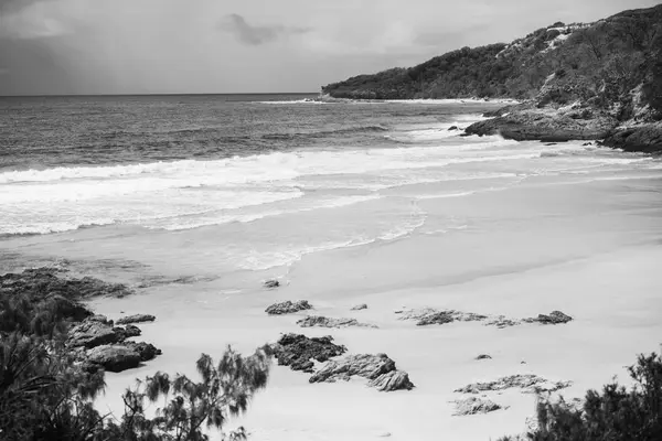 Ongerepte strand in North Point, Moreton Island. Zwart en Wh — Stockfoto