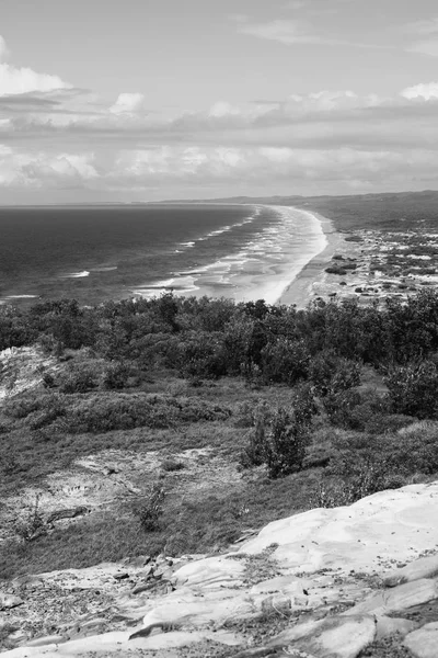 Ongerepte strand in North Point, Moreton Island. Zwart en Wh — Stockfoto