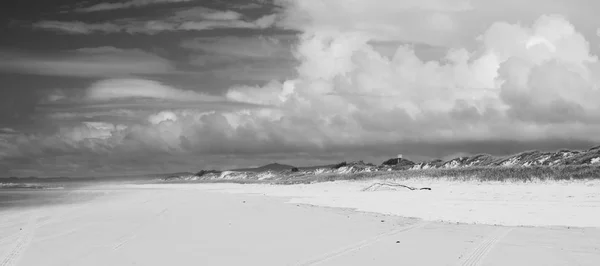 Orörd strand på North Point, Moreton Island. Svart och Wh — Stockfoto