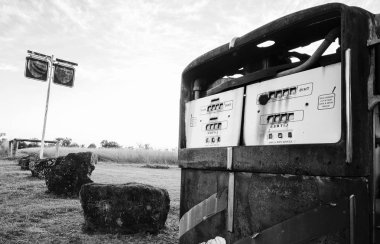 Siyah ve beyaz. Eski rustik pompa.