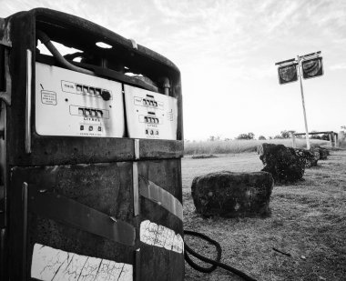 Siyah ve beyaz. Eski rustik pompa.