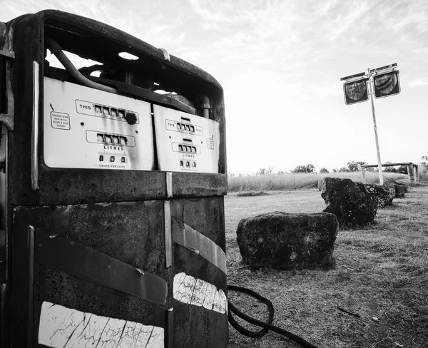 Siyah ve beyaz. Eski rustik pompa.