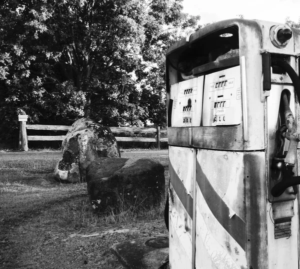 Siyah ve beyaz. Eski rustik pompa.