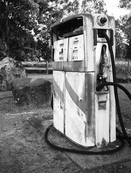 Siyah ve beyaz. Eski rustik pompa.